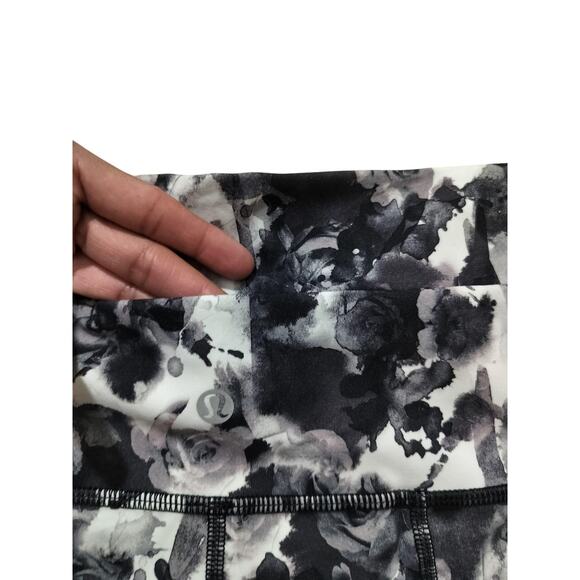 Lululemon Wunder Under Short 2" Size 6 Black & White Foral - Picture 8 of 11